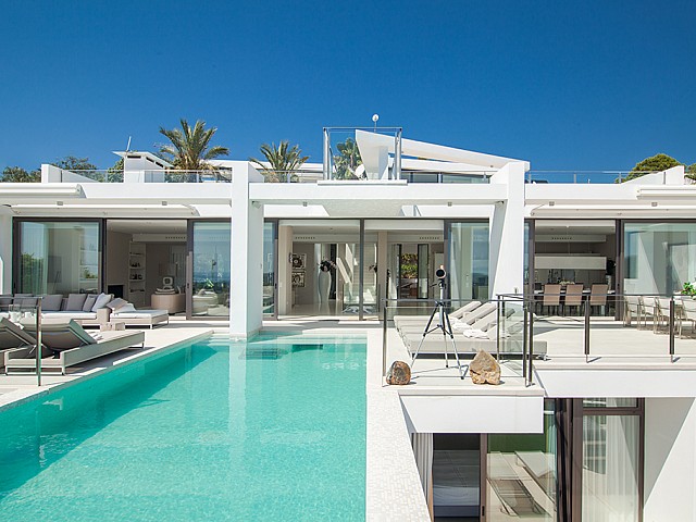 Piscina con hamacas de una impresionante villa de lujo en alquiler en Es Cubells, Ibiza