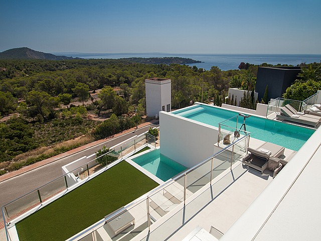 Exteriores con vistas de una impresionante villa de lujo en alquiler en Es Cubells, Ibiza