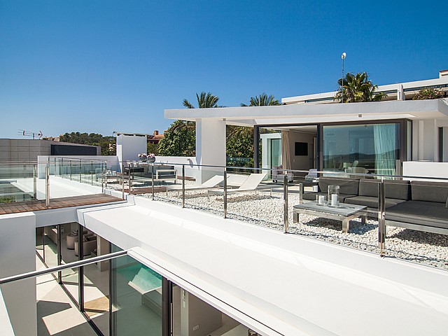 Terrassa d'una impressionant vila de luxe en lloguer a Es Cubells, Eivissa