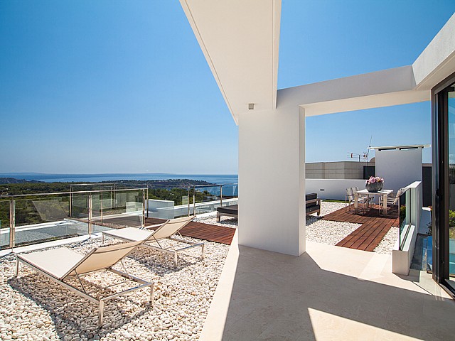 Terraza de una impresionante villa de lujo en alquiler en Es Cubells, Ibiza