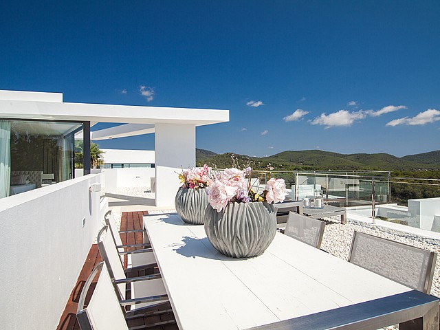 Terraza con comedor de una impresionante villa de lujo en alquiler en Es Cubells, Ibiza