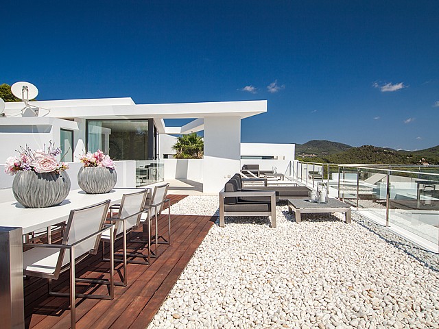 Terrassa amb menjador d'una impressionant vila de luxe en lloguer a Es Cubells, Eivissa