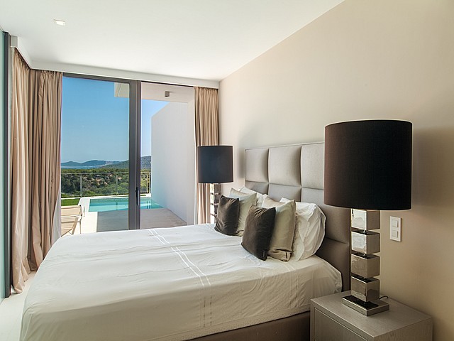 Dormitori amb sortida a la piscina d'una impressionant vila de luxe en lloguer a Es Cubells, Eivissa