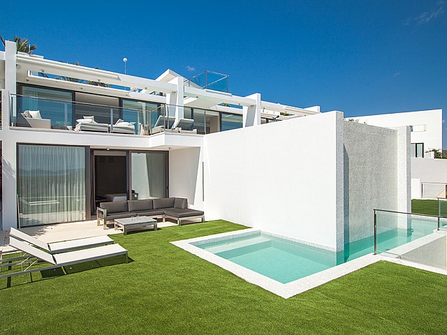 Exteriors amb piscina i hamaques d'una impressionant vila de luxe en lloguer a Es Cubells, Eivissa