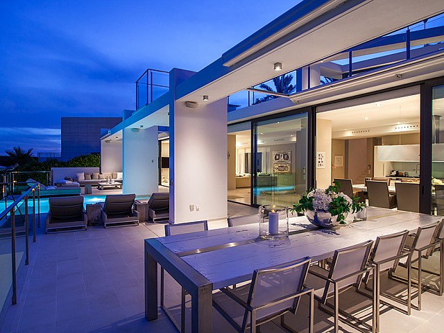 Terrasse mit Blick in den Wohnzimmerbereich