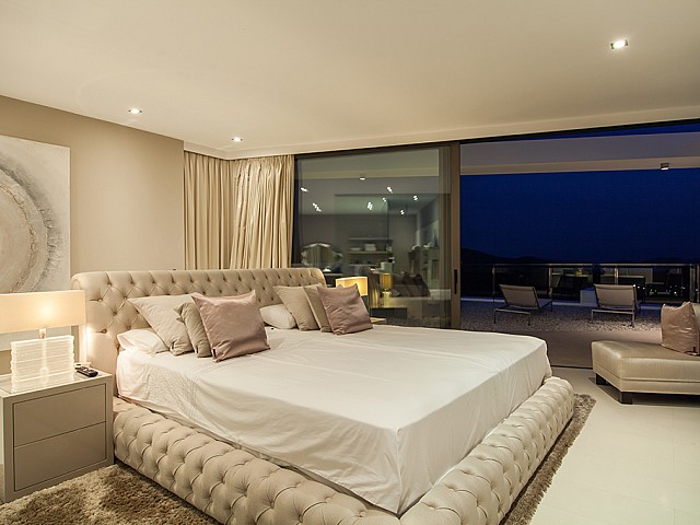 habitacio amb vistes a la apiscina en villa de luxe a Eivissa