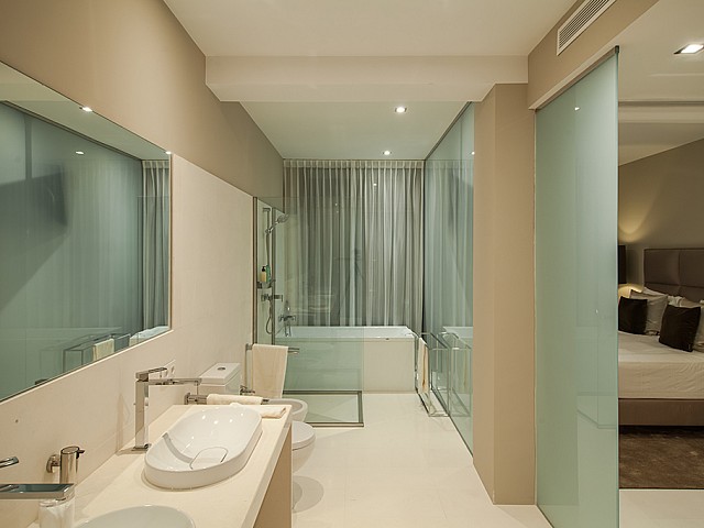 bany amb banyera i dutxa de luxe en villa a Eivissa