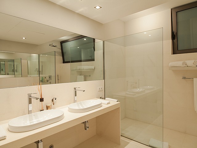 bany amb banyera i dutxa de luxe en villa a Eivissa