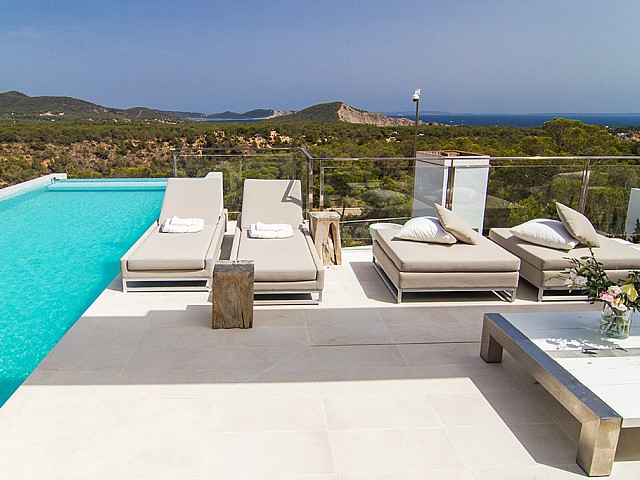 hamacas en terraza de villa de lujo en Ibiza