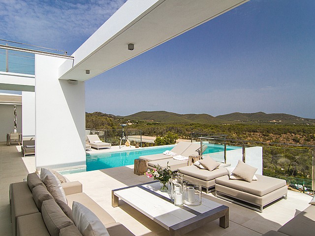 Piscina amb hamaquesd'una impressionant vila de luxe en lloguer a Es Cubells, Eivissa 