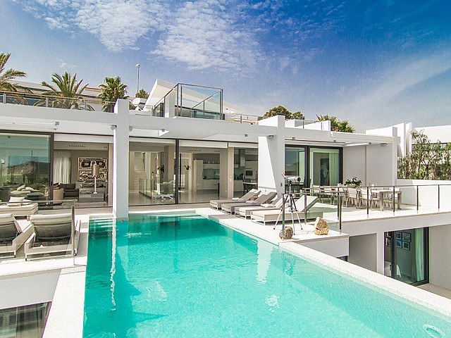 Zona de relax exterior i piscina d'una impressionant vila de luxe en lloguer a Es Cubells, Eivissa