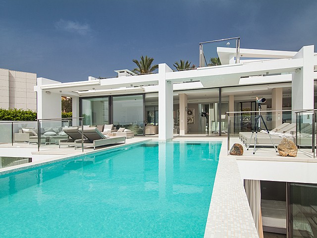 Piscina de una impresionante villa de lujo en alquiler en Es Cubells, Ibiza