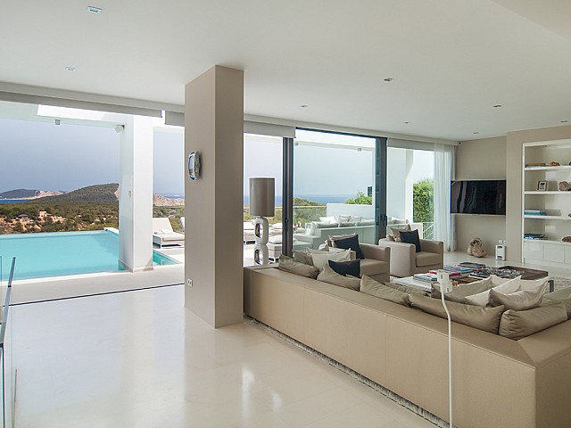 Saló i piscina d'una impressionant vila de luxe en lloguer a Es Cubells, Eivissa