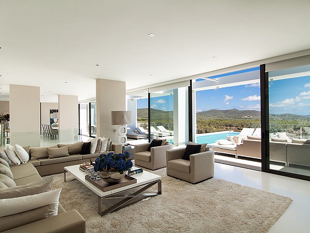 salón con vistas a la piscina en villa de lujo en alquiler en Ibiza