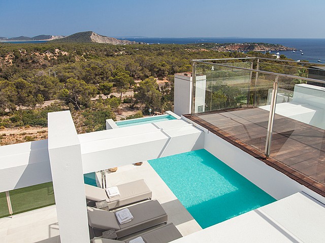 Vistas de una impresionante villa de lujo en alquiler en Es Cubells, Ibiza