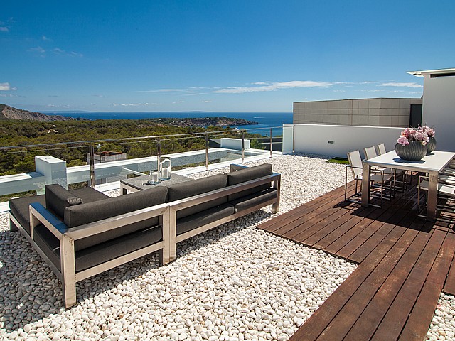 Terraza con zona de estar de una impresionante villa de lujo en alquiler en Es Cubells, Ibiza