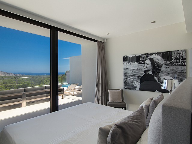 Dormitorio con salida al exterior de una impresionante villa de lujo en alquiler en Es Cubells, Ibiza