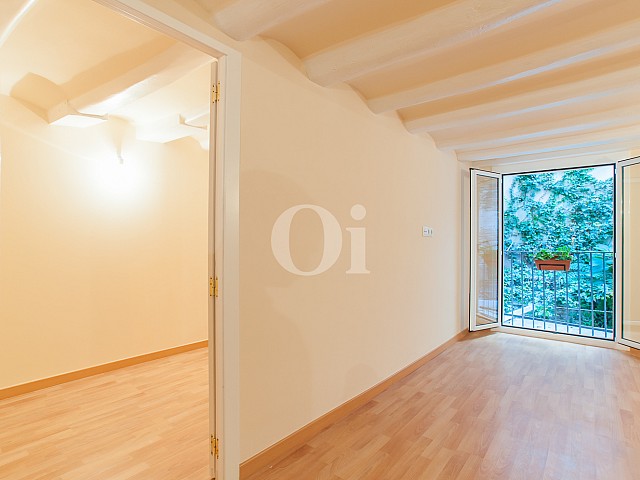 vista de estancias luminosas en apartamento en venta renovado en el Raval