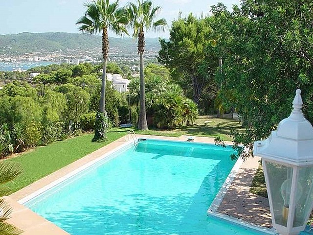 Piscine et vues depuis le jardin