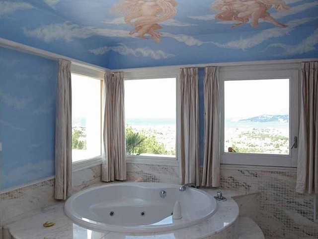 Baño con bañera de impresionante finca en venta en San Agustín, Ibiza