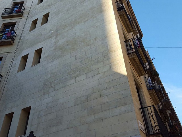 Fachada de edificio rehabilitado en venta en Ciutat Vella, Barcelona