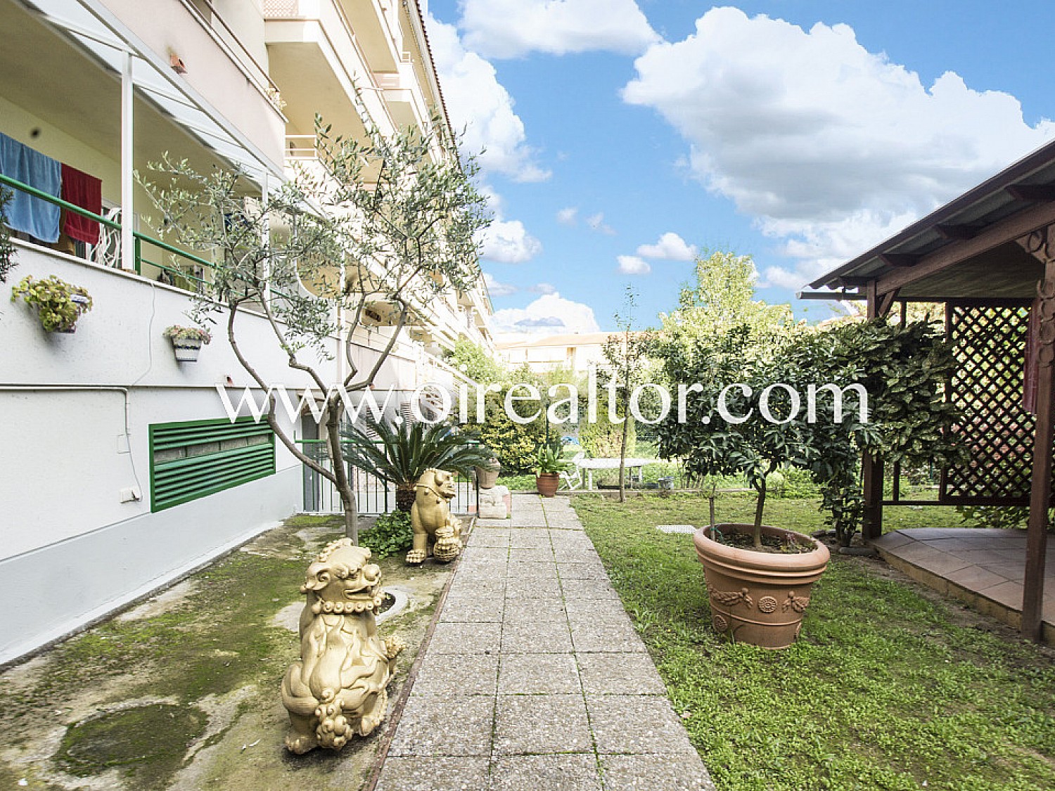 Красивая квартира на продажу с садом 400м2 в Бланесе, Коста Брава