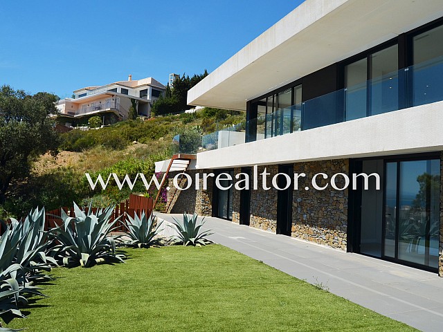 Belle villa contemporaine avec vue imprenable sur la baie de Rosas