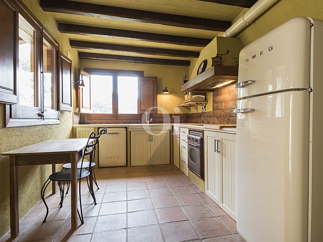 Cocina con techos con vigas de madera