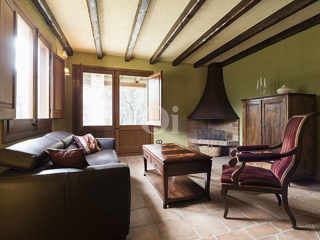 Шикарная гостиная с потолочными балками дома на продажу в Орриус 