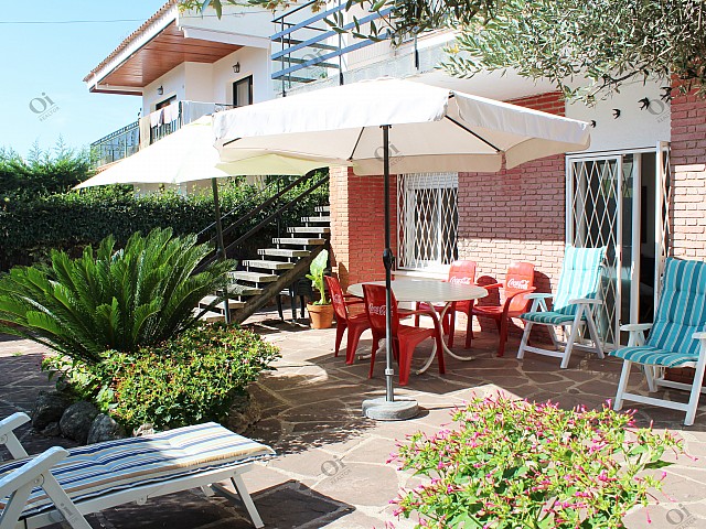Casa pareada, situada en Lloret de Dalt. Es una planta baja con jardín.