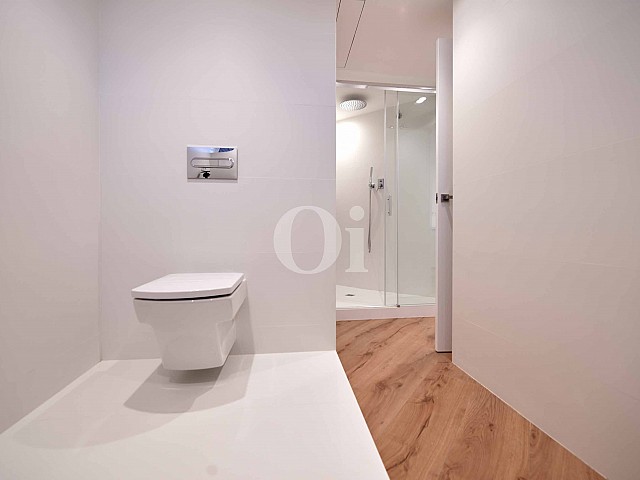 Baño moderno con ducha 