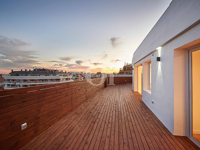 Gran terraza que rodea toda la propiedad