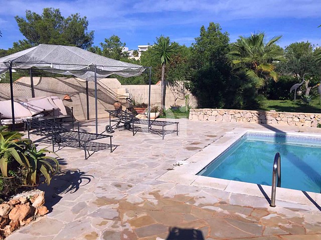 Exteriors de la casa amb el porxo i la piscina