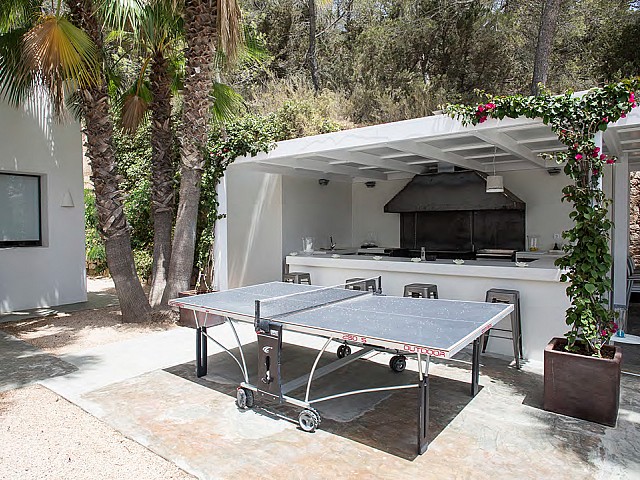 Mesa de ping pong junto a la cocina exterior