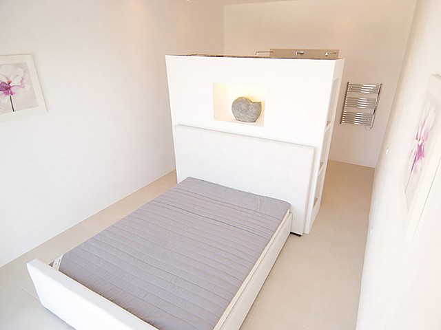 Шикарная спальня виллы в балеарском стиле 