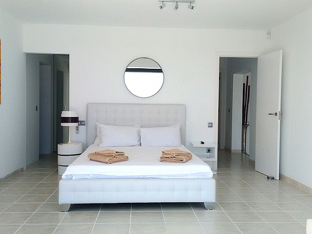 Шикарная спальня виллы в балеарском стиле 