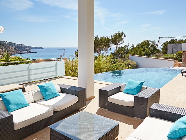 Moderne Luxusvilla bei Cala Tarida, Ibiza zu vermieten