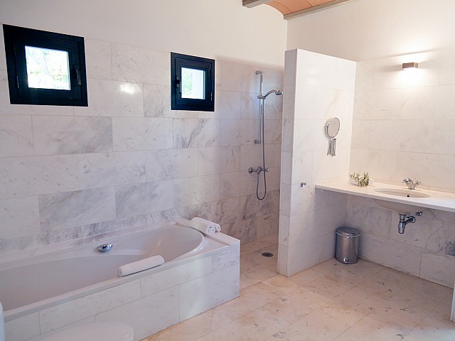 Ванная комната виллы в аренду на Ибице