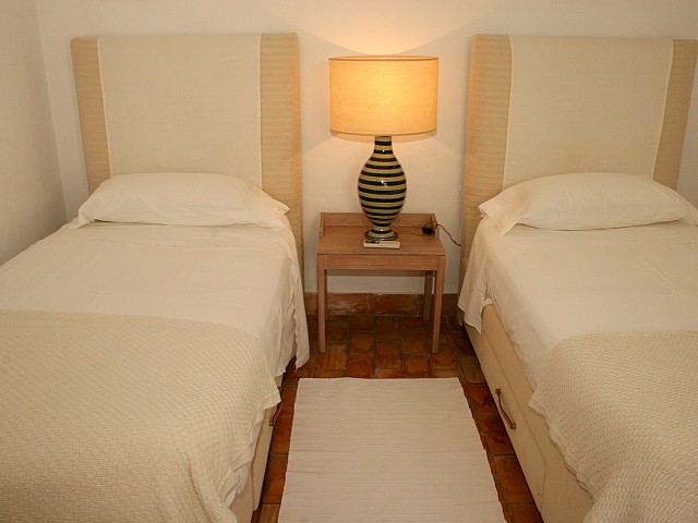 Уютная спальня виллы в аренду на Ибице