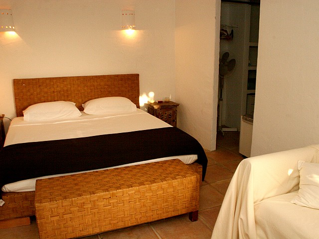 Уютная спальня виллы в аренду на Ибице