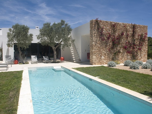 Gran piscina en el jardín 