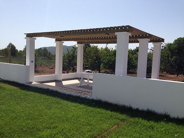 Comedor de verano fantástico rodeado por el jardín 