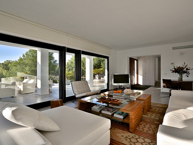 Salón-comedor con acceso a la terraza soleada