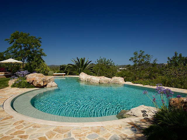 Magnífica piscina de pedra