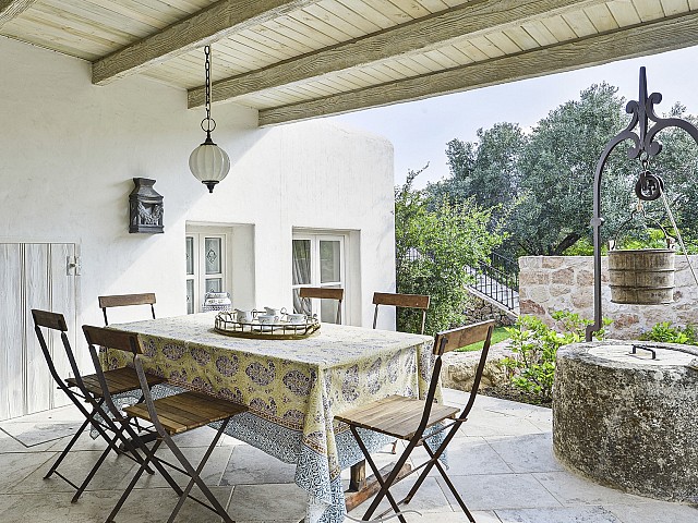 Comedor de verano junto a un pequeño pozo