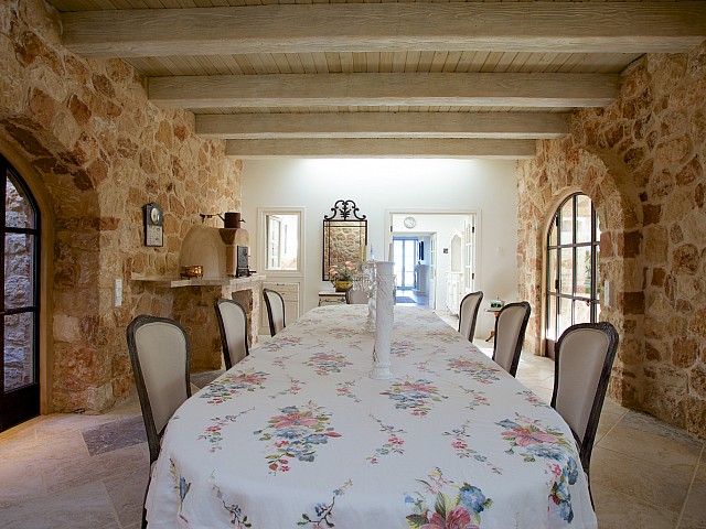 Comedor espacioso bien iluminado rodeado por ventanales arqueados