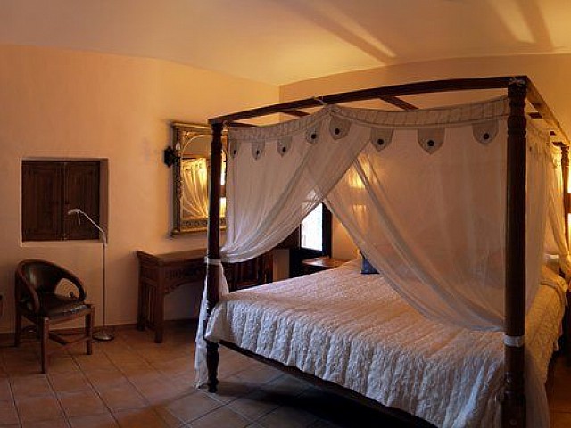 Шикарная спальня дома в аренду на Ибице
