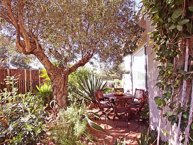 Живописный сад дома в аренду в Марина Ботафок