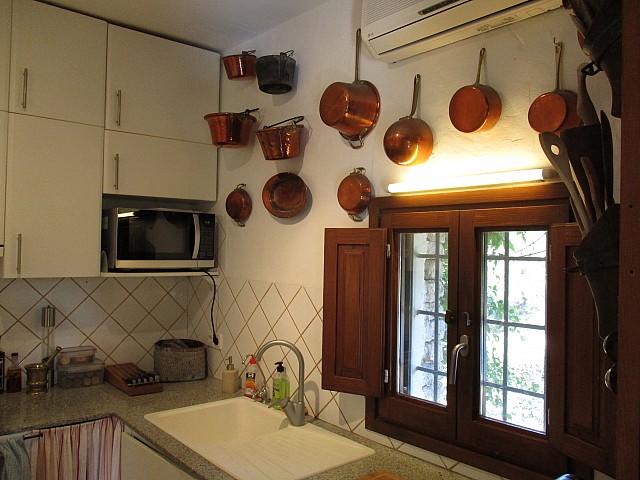 Современная кухня  виллы в аренду в Кала Лонжа
