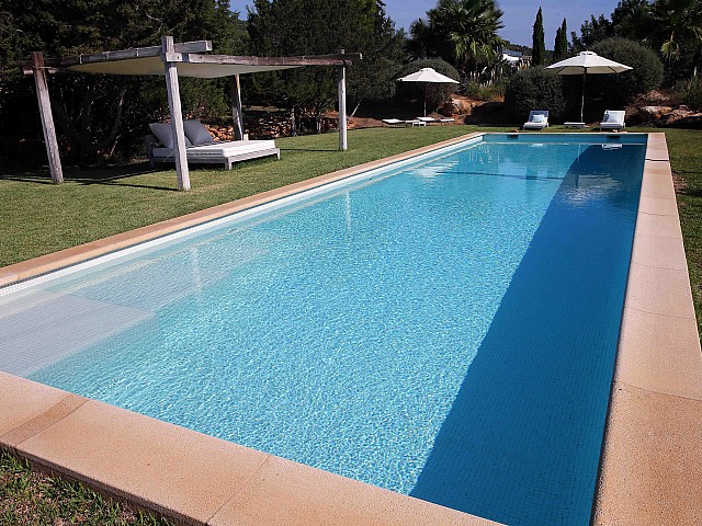 Gran piscina rodejada d'hamaques